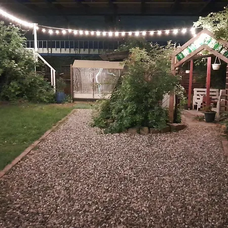 Party House And Garden Semesterbostad
