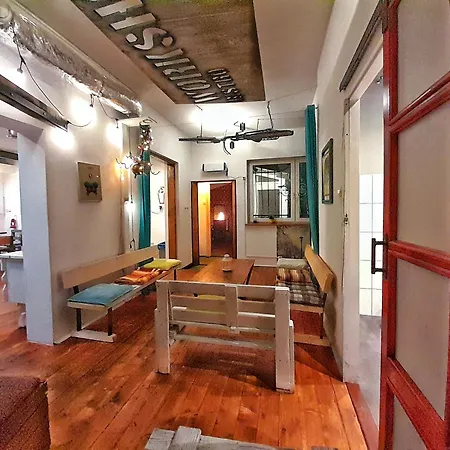 Party House And Garden 펜션 *